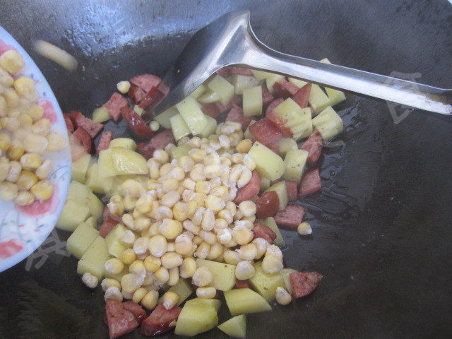 土豆香肠玉米粒焖饭步骤9