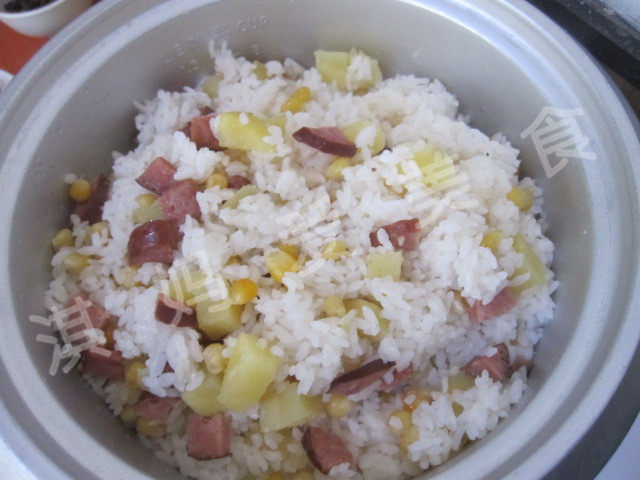 土豆香肠玉米粒焖饭步骤13