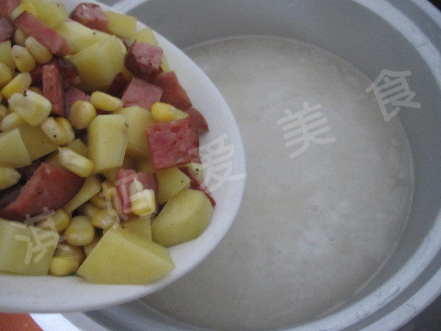 土豆香肠玉米粒焖饭步骤11