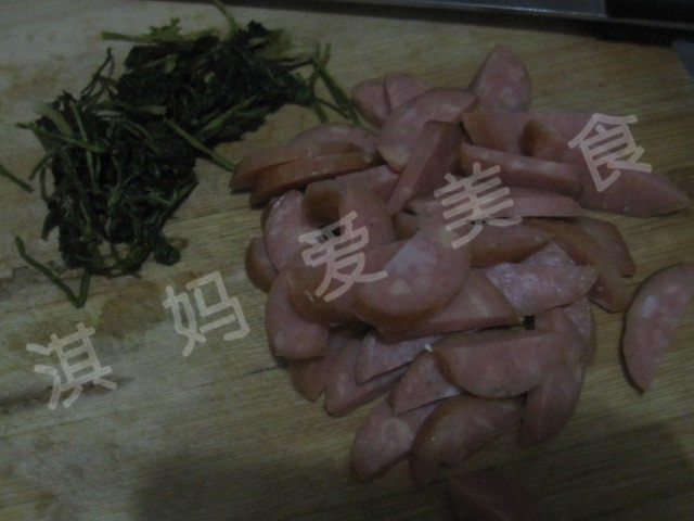 香辣五香干豆腐拌香肠步骤2