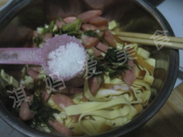 香辣五香干豆腐拌香肠步骤6