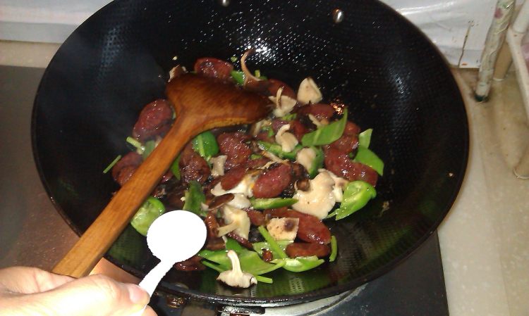 香肠香菇炒鸡蛋步骤5