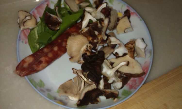 香肠香菇炒鸡蛋步骤2