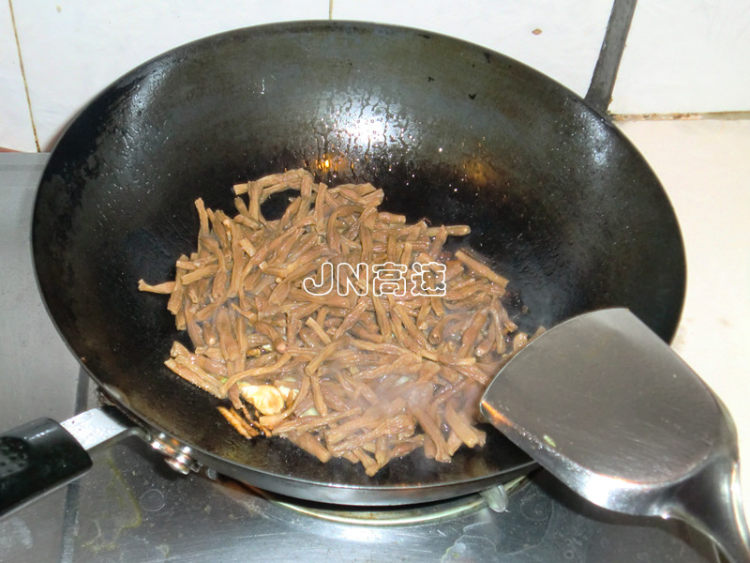 香肠干豆角炖粉条步骤5