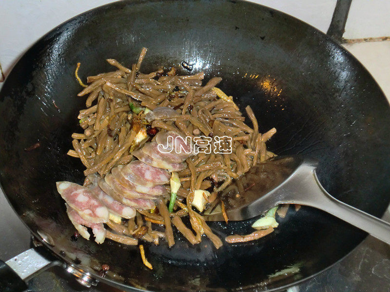 香肠干豆角炖粉条步骤6