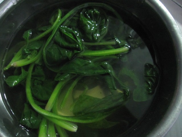 菠菜香肠炒鸡蛋步骤1