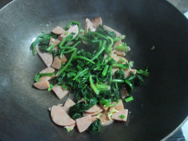 菠菜香肠炒鸡蛋步骤9