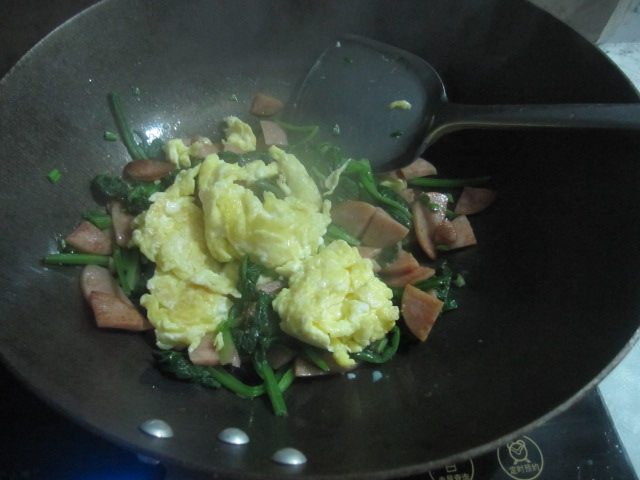 菠菜香肠炒鸡蛋步骤11