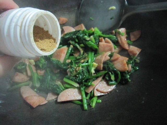 菠菜香肠炒鸡蛋步骤10