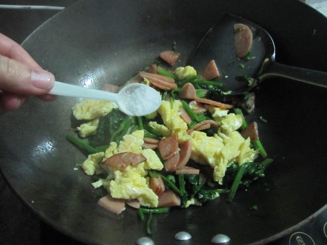 菠菜香肠炒鸡蛋步骤12