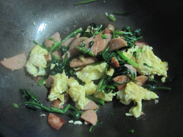 菠菜香肠炒鸡蛋步骤13