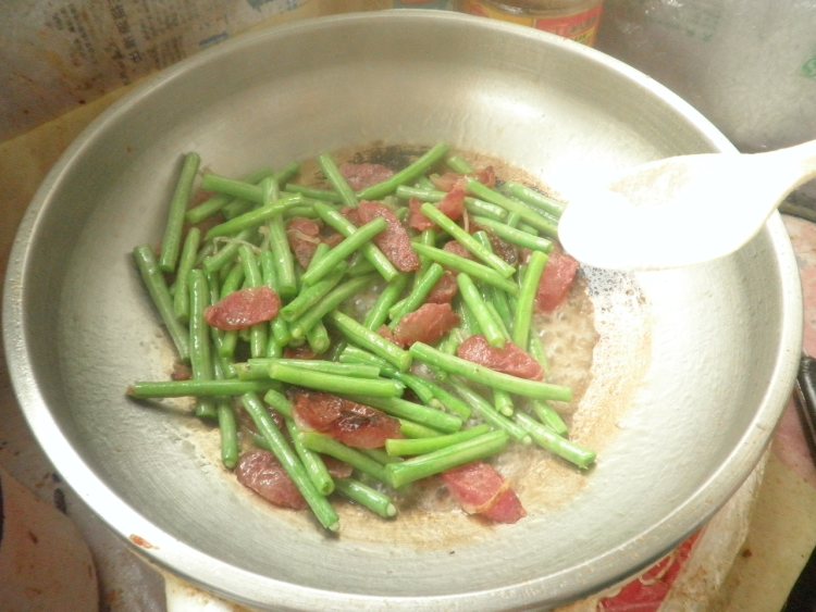 长豆角炒香肠步骤6