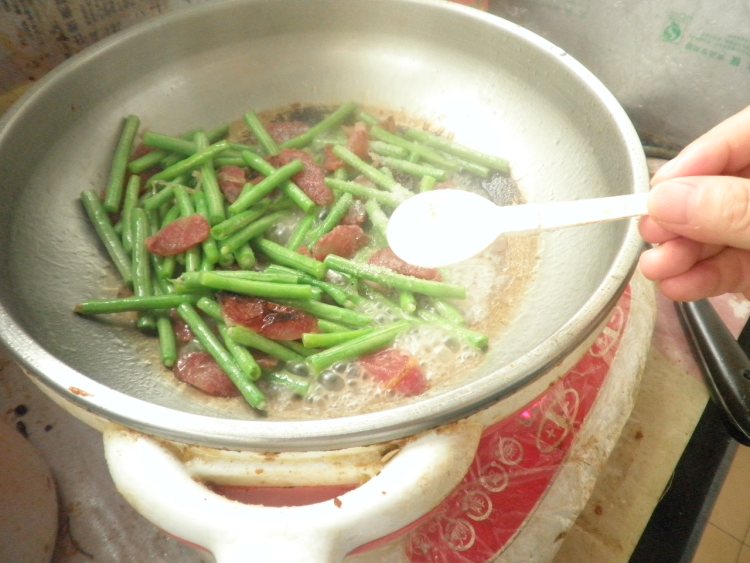 长豆角炒香肠步骤8