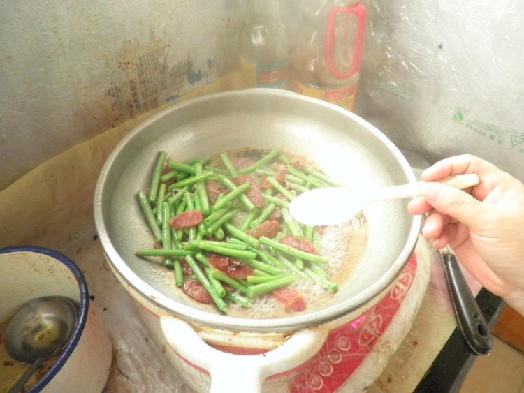 长豆角炒香肠步骤7