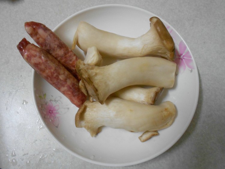 香肠炒杏鲍菇步骤1