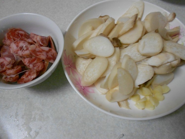 香肠炒杏鲍菇步骤2