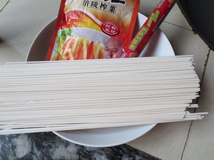 香肠榨菜烩面步骤1