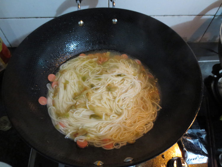 香肠榨菜烩面步骤8