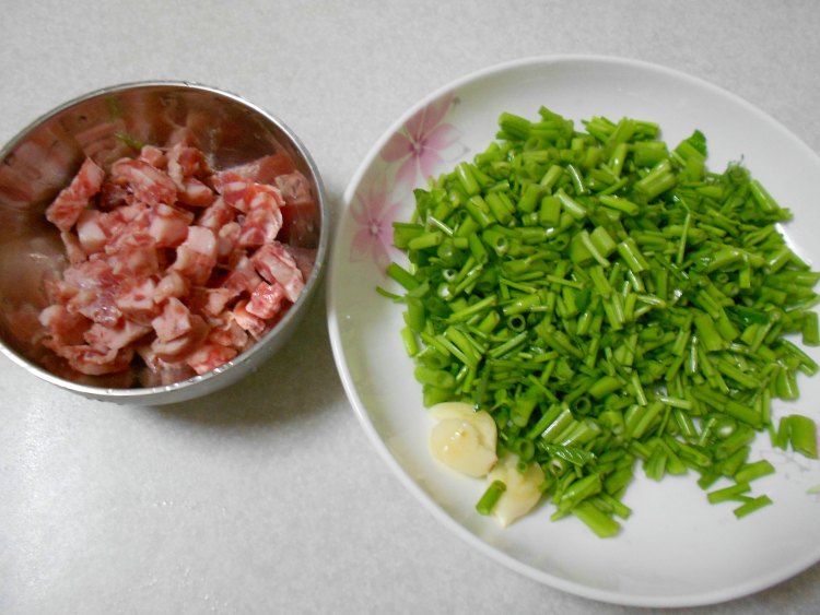 香肠炒空心菜梗步骤2
