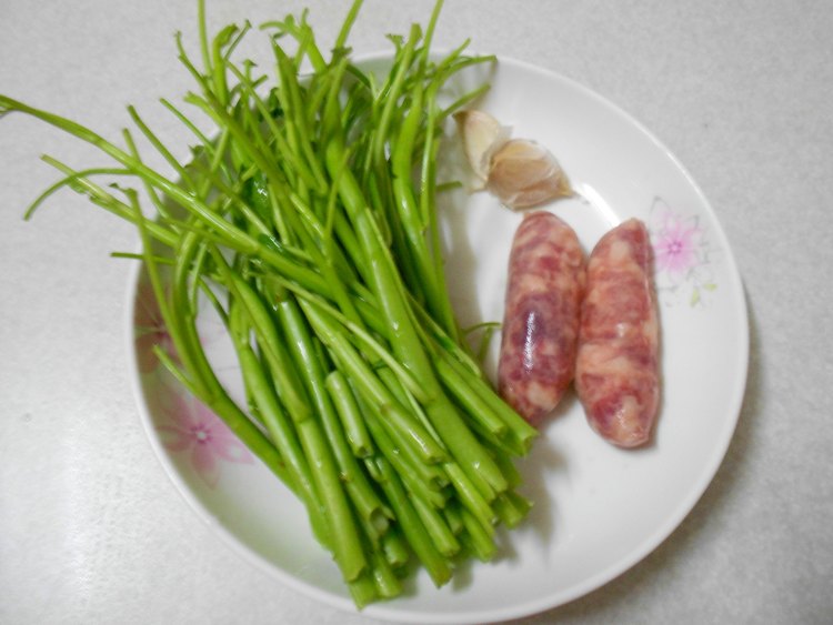 香肠炒空心菜梗步骤1