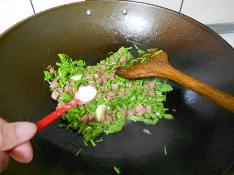香肠炒空心菜梗步骤6