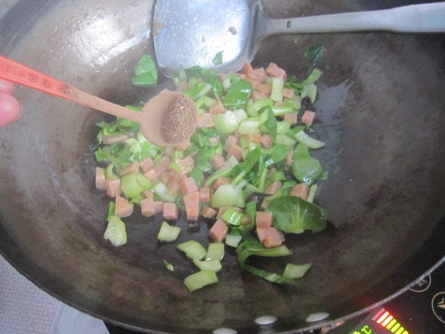 青菜木耳炒饭步骤6