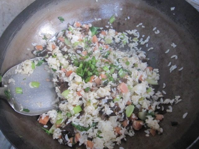 青菜木耳炒饭步骤12