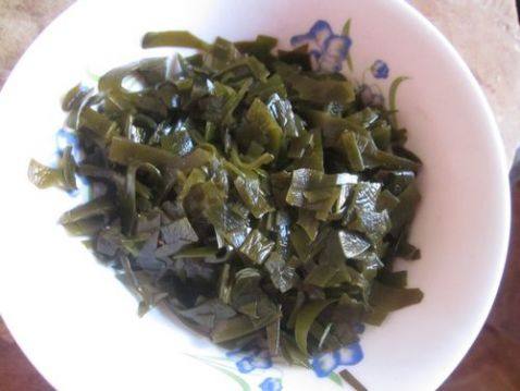 香肠蛋饼炒海带步骤1