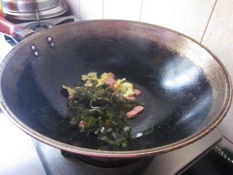 香肠蛋饼炒海带步骤6