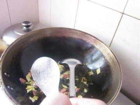 香肠蛋饼炒海带步骤8