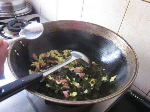 香肠蛋饼炒海带步骤7