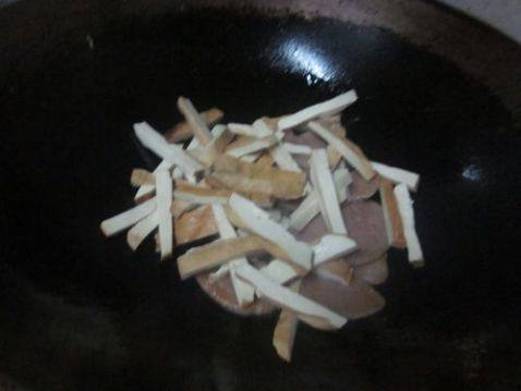 香肠炒香干步骤5