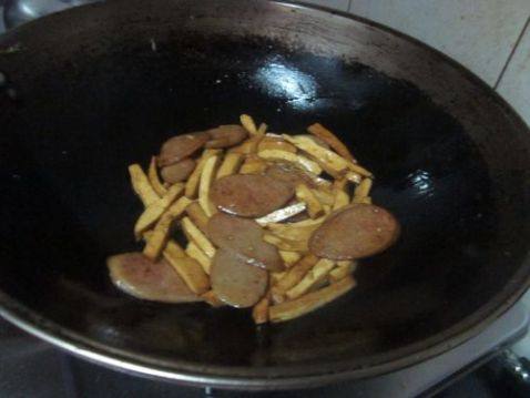 香肠炒香干步骤8