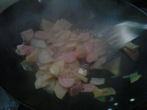 土豆片炒香肠步骤6