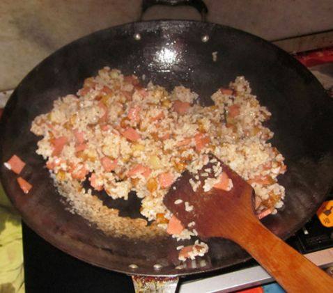 土豆香肠炒米饭步骤7