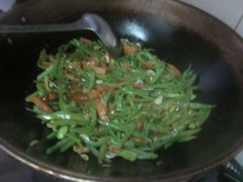 豆角丝炒香肠步骤12