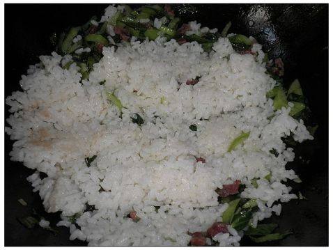 油菜香肠炒饭步骤8