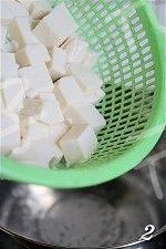 平菇香肠烧豆腐步骤2