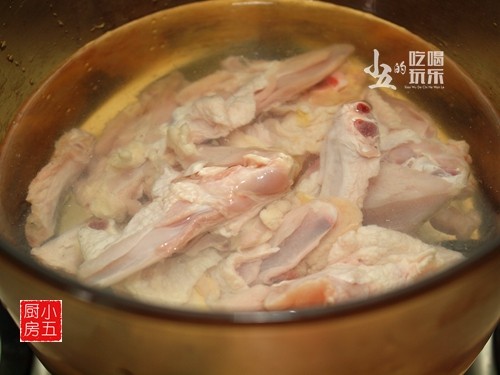 黑蒜鸡汤步骤1