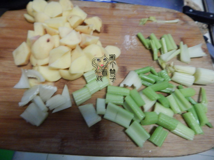 西芹土豆烧鸡丁步骤3