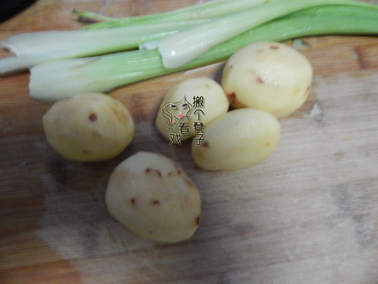 西芹土豆烧鸡丁步骤1
