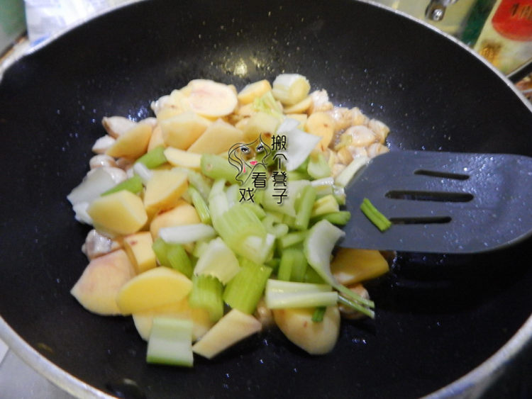 西芹土豆烧鸡丁步骤7