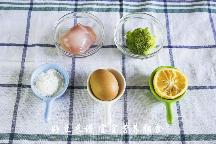 西兰花鸡肉小方步骤1