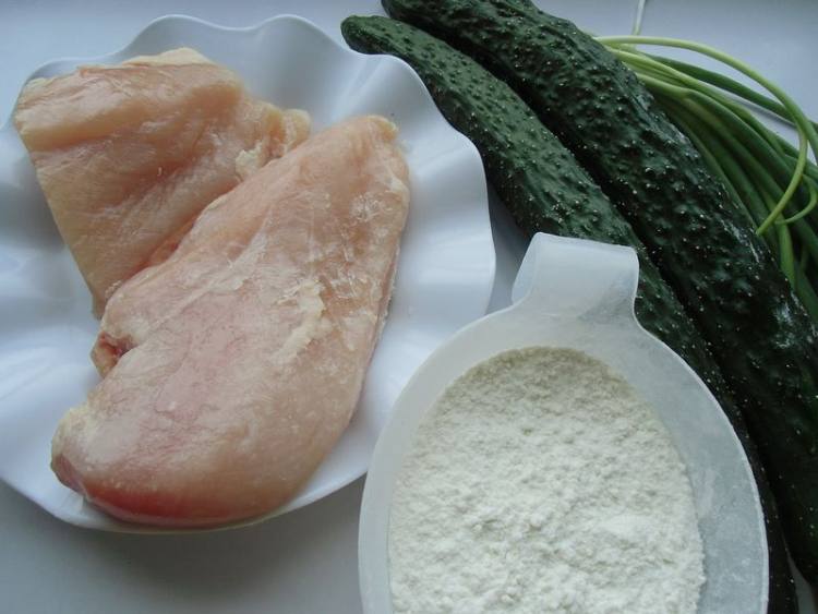 黄瓜鸡肉饺子步骤1