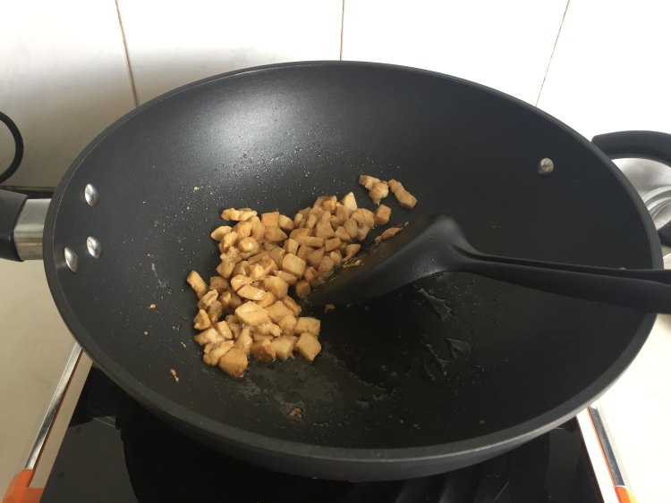 咖喱鸡丁炒饭步骤3