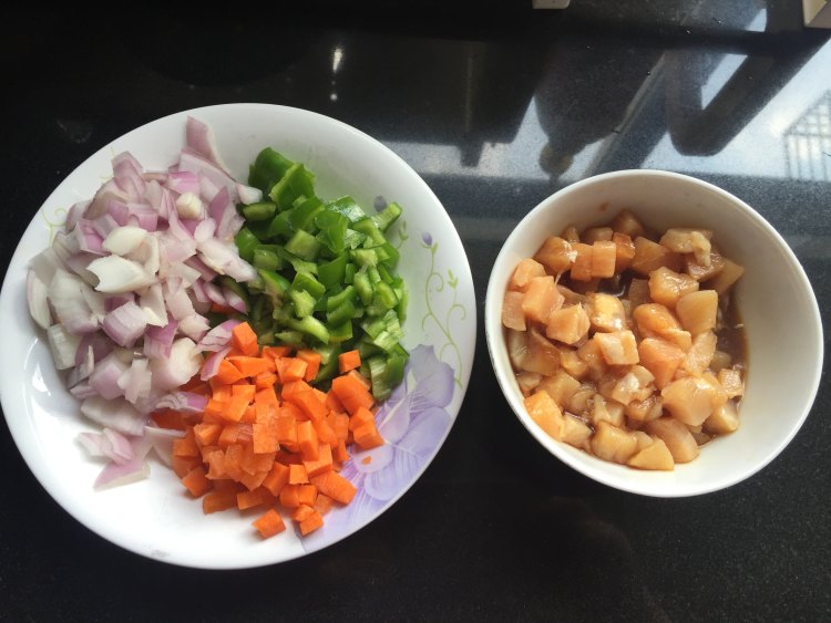 咖喱鸡丁炒饭步骤2