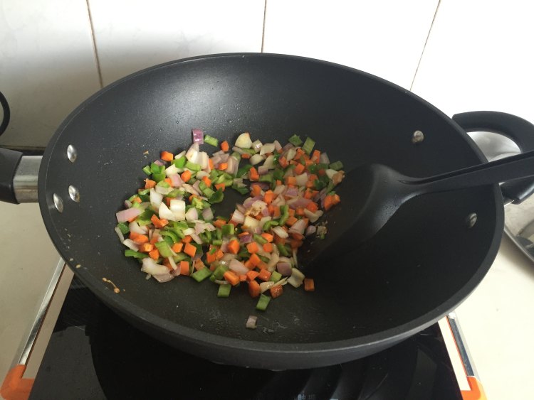 咖喱鸡丁炒饭步骤4