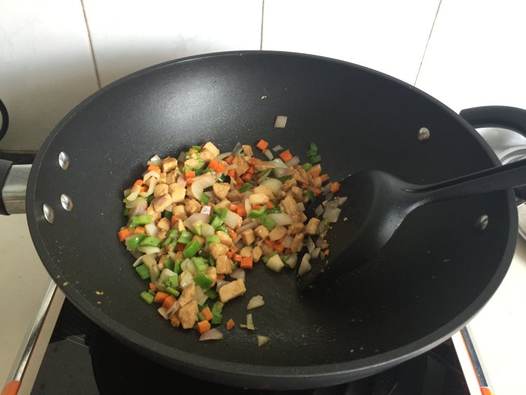咖喱鸡丁炒饭步骤5