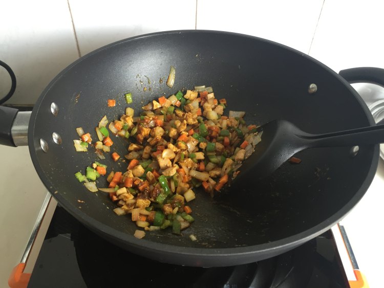 咖喱鸡丁炒饭步骤6