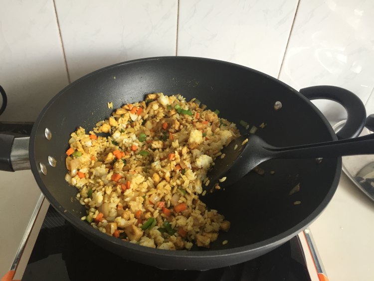 咖喱鸡丁炒饭步骤7